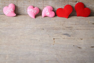 Sevgiliye arka plan ile ahşap bac kırmızı ve pembe Kalpler