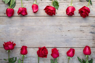 Sevgiliye arka plan ile ahşap üzerinde kırmızı gül.