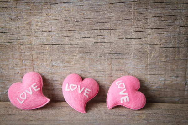 Valentinstag Hintergrund mit rosa Herzen auf Holzhintergrund. — Stockfoto
