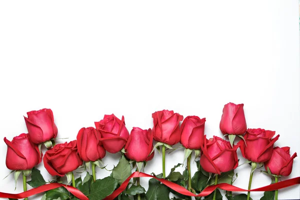 Rosas rojas con cinta sobre fondo blanco. Día de San Valentín, anni — Foto de Stock