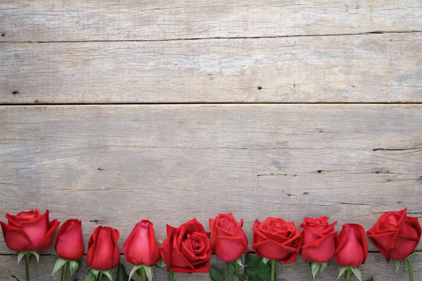 San Valentino sfondo con rose rosse su legno . — Foto Stock