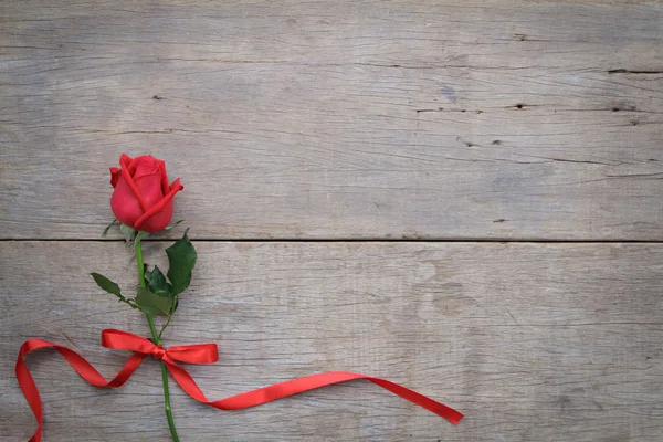 San Valentino sfondo con rosa rossa e nastro su legno . — Foto Stock