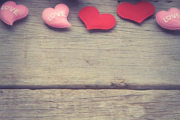 День Святого Валентина фон з червоними і рожевими серцями на дерев'яному спині — стокове фото