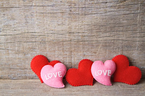 Valentinstag Hintergrund mit roten und rosa Herzen auf Holzgrund. — Stockfoto