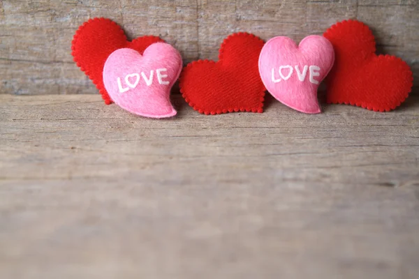 Valentinstag Hintergrund mit roten und rosa Herzen auf Holzgrund. — Stockfoto