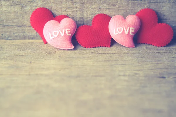 Dia dos namorados fundo com corações vermelhos e rosa no bac de madeira — Fotografia de Stock