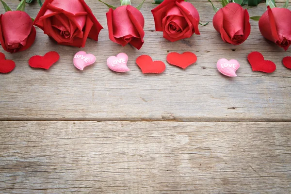 Rose con cuore rosso e rosa su legno. San Valentino, anniversario ecc sfondo . — Foto Stock