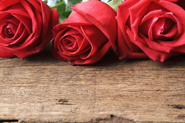 Fondo de San Valentín con primer plano de rosas en madera . — Foto de Stock