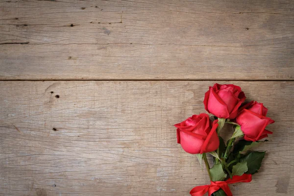 Kırmızı gül ve şerit üzerinde ahşap Sevgililer günü arka plan. — Stok fotoğraf
