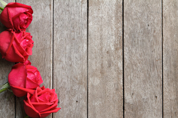 Valentine' s day background with roses on wooden.