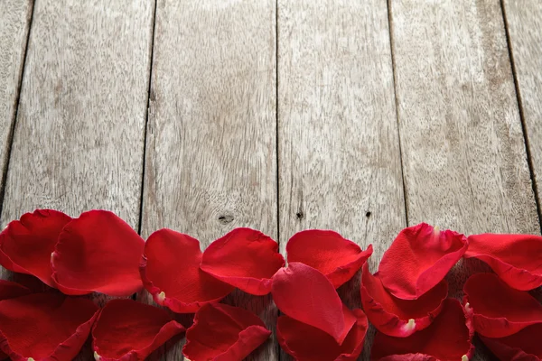 День Святого Валентина з пелюстками троянди на дереві . — стокове фото
