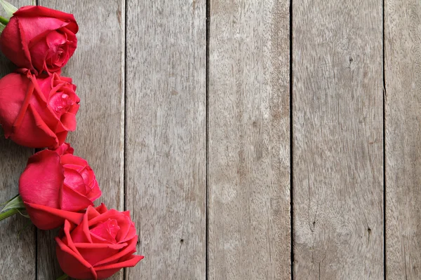 Fondo de San Valentín con rosas en madera . Imagen De Stock