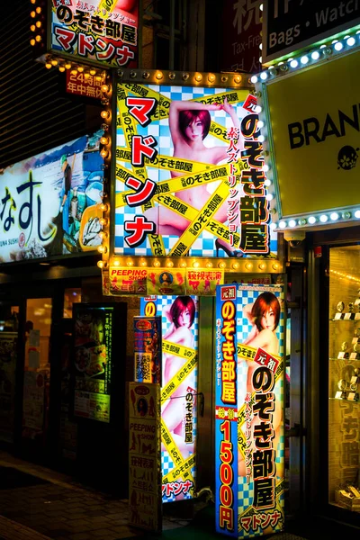 Shinjuku 'nun gece hayatı.