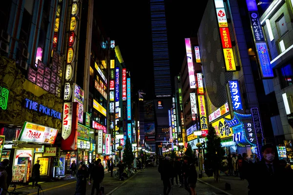 Shinjuku 'nun gece hayatı.