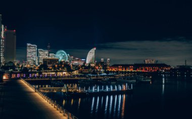 Yokohama 'nın gece manzarası.