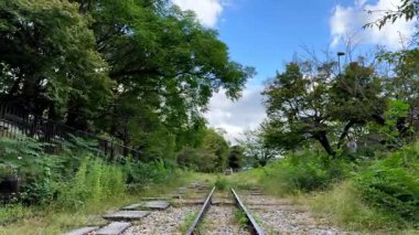 Şehirdeki tren rayları.