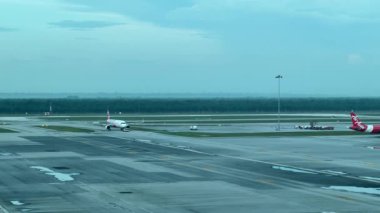 Singapur havaalanında bir uçak.