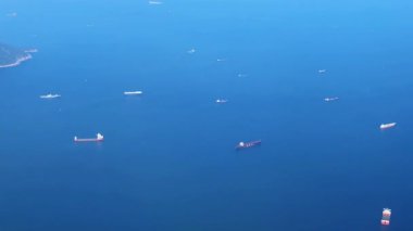 Sabahları deniz ve okyanus manzarası