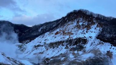 Dağlardaki güzel kış manzarası