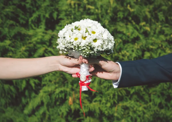 Mariée et marié tenant bouquet nuptial — Photo