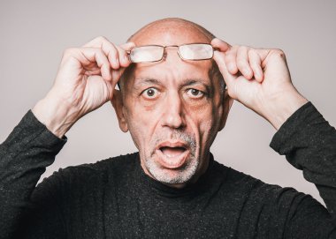 Şok, açık ağız seyir portre portre kıdemli, yaşlı adam gözlüklü,
