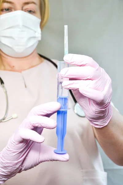 Doktor bey. Maskeli doktor. Şırınga ellerinde..