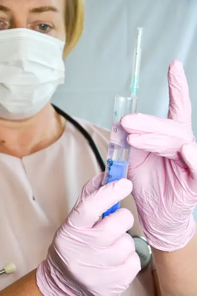 Doktor bey. Maskeli doktor. Şırınga ellerinde..