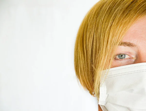 Doktor bey. Maskeli bir doktor. Beyaz arkaplan