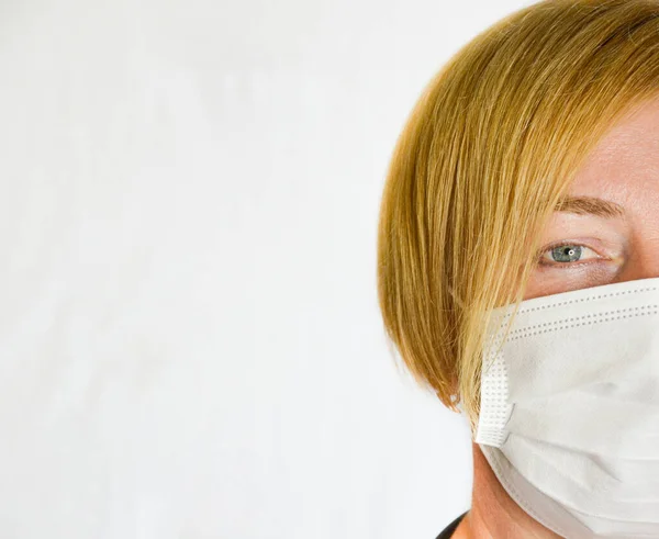 Doktor bey. Maskeli bir doktor. Beyaz arka plan. Gözler