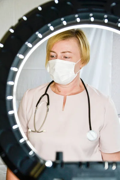 Doktor bey. Maskeli bir doktor. Beyaz arkaplan.