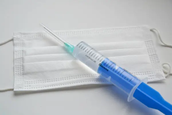 Maske. Şırınga ve iğne. Beyaz arkaplan