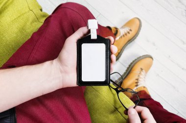 Adam deri bir kılıfta kimlik gösteriyor.