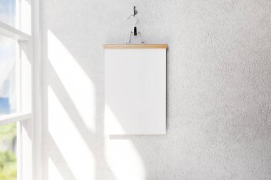 Duvarda asılı bir askı afişi.