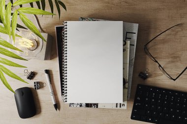 Masanın üzerinde metal spiral olan defter.