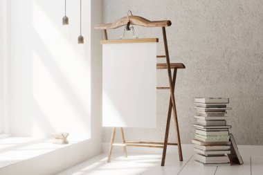 Ahşap bir askıda asılı posterler.