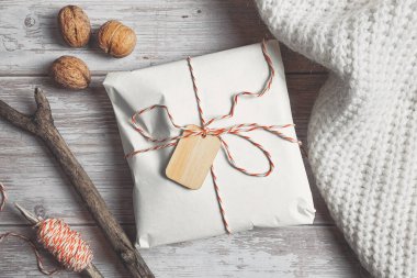 Tahta etiket modeliyle kağıda sarılmış paket