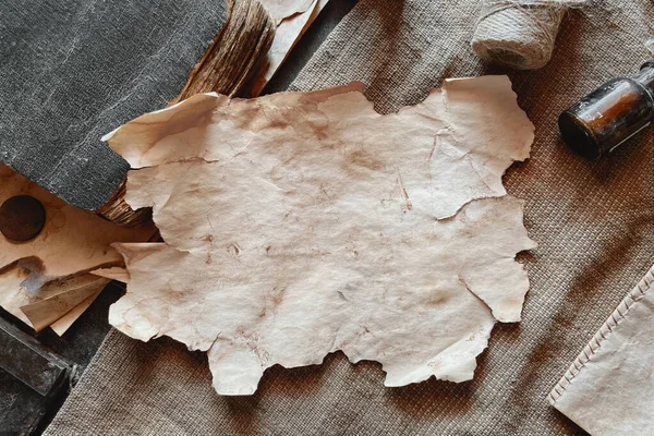Yırtık kağıt yaprağı eski sahne modeli