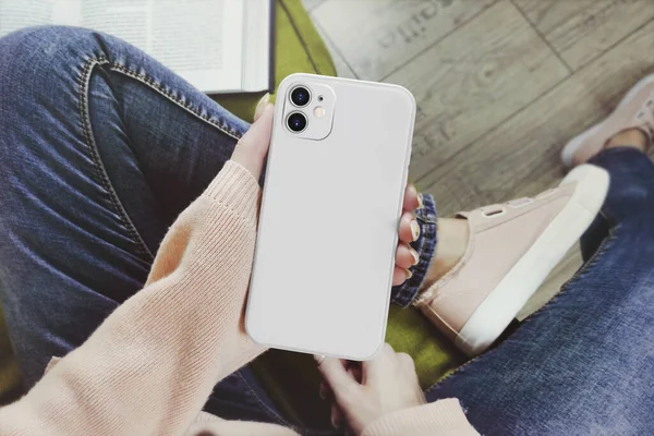 Elinde akıllı telefon çantası olan kadın modeli..