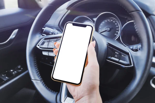 Araba kuaföründe el ele tutuşan telefon modeli.