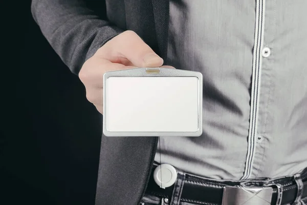 Holder modelinde kimlik kartı gösteren bir adam