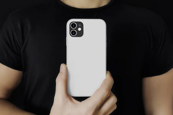 Siyahlı adam, model olma ihtimaline karşı telefonu gösteriyor.