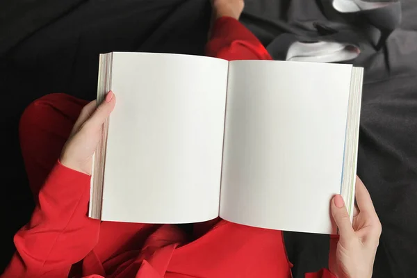 Kırmızılı kadın, yumuşak kapaklı kitap modeli.