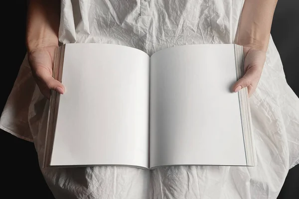 Açık kitap modeli gösteren kadın