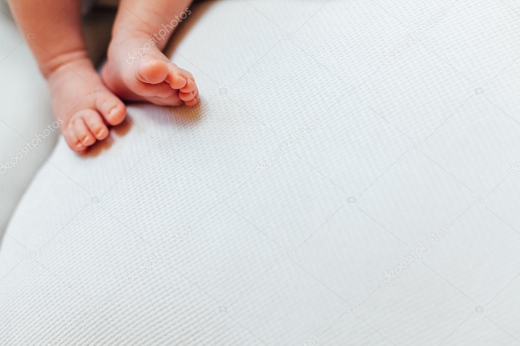 Jambes de bébé nouveauné — Photographie kikovic © 113256016