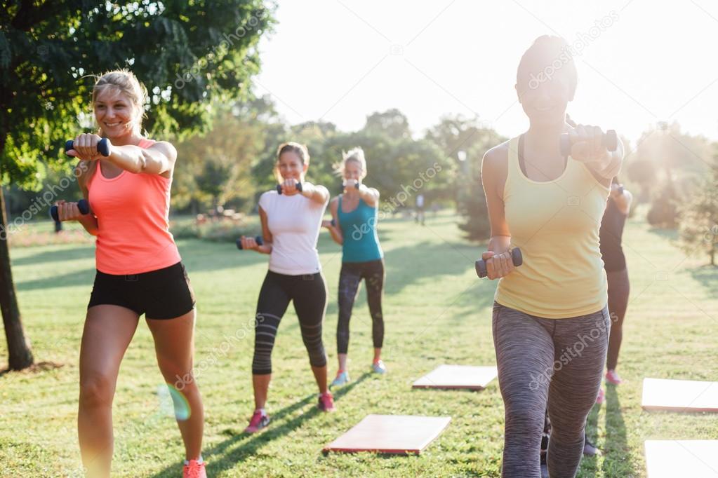 hermosas mujeres haciendo ejercicio al aire libre — Foto hermosas mujeres haciendo ejercicio al aire libre — Foto
