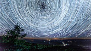 dağ yıldızlı gökyüzü