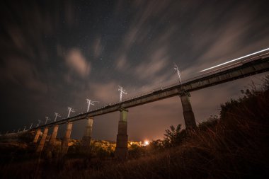 gece gökyüzü tren köprüden   