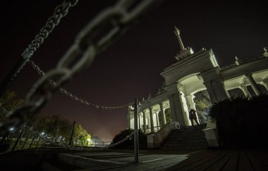 boads istasyonu romantik öpücük