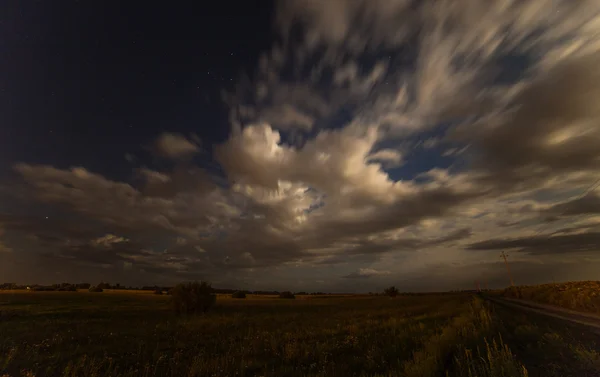 Облака небо ночное поле время истекает — стоковое фото