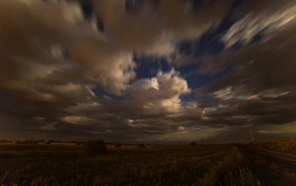 Σύννεφα ουρανό νύχτας πεδίο χρονική — Φωτογραφία Αρχείου